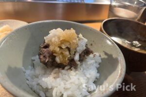 ご飯の上にハンバーグ、おろしポン酢をのせた写真です。