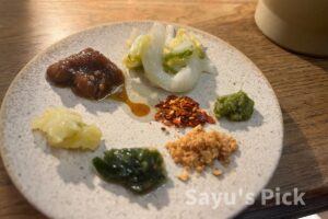 薬味をお皿にのせた写真です。