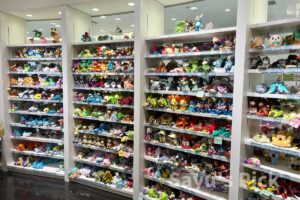 ポケモンセンタートウキョーDX(日本橋)の店内のぬいぐるみの写真です。